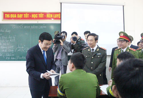 Chủ tịch nước Trương Tấn Sang trò chuyện, thăm hỏi tình hình học tập của học viên.